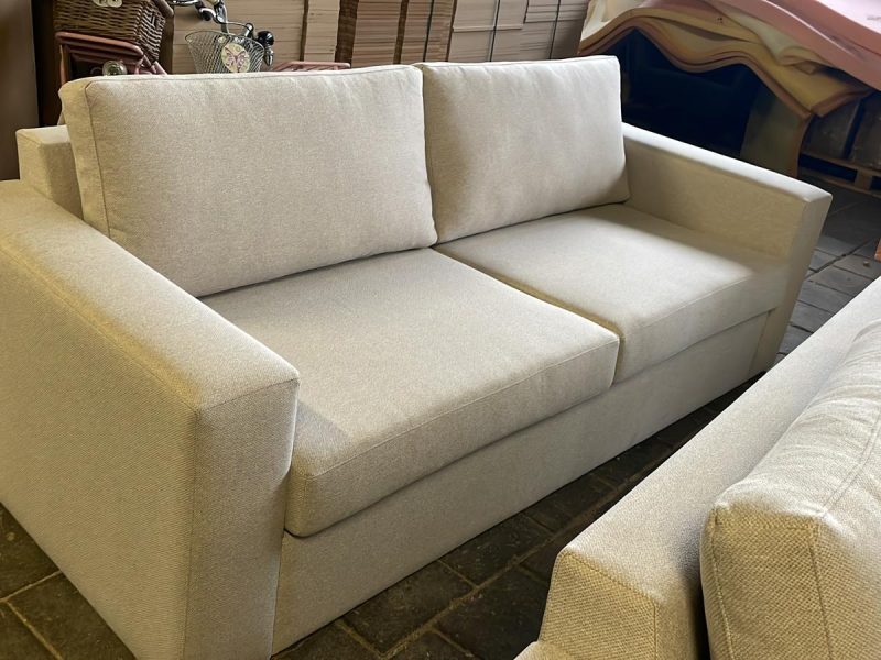 Nieuw gestoffeerde crème bank met losse zit- en rugkussens, door Zitnova