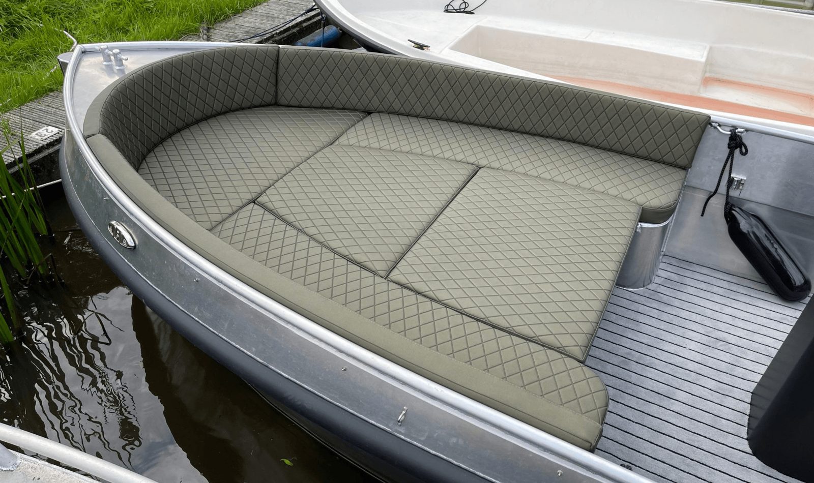 Nieuwe groene bootkussens met ruitstiksel in een sloep